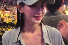 美女球迷現(xiàn)場看球被問到心中前三球星？詹姆斯&科比和愛德華茲~