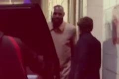 工作≠生活！美媒：被淘汰后，詹姆斯與友人聚餐&離開時笑容滿面