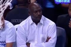 來自神的憤怒！經(jīng)典名場面：場邊觀戰(zhàn)黃蜂隊的老板喬丹！