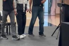 老爺子中風(fēng)后狀態(tài)確實差很多！波波維奇現(xiàn)在連起身都需要馬努&鄧肯攙扶