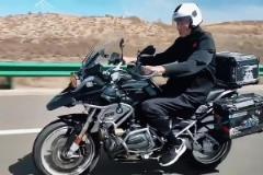 真帥?。“吞貭栻T著摩托旅行：走啊 曾夢想仗劍走天涯~