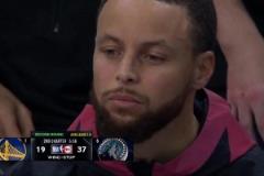 華子被踩傷痛苦倒地，鏡頭給到場(chǎng)邊的庫(kù)里，兩眼無(wú)神！