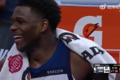 王者歸來(lái)大勝勇士！華子在替補(bǔ)席與蘭德?tīng)栍姓f(shuō)有笑！