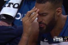 ?腦殼疼！戈貝爾整個(gè)下半場(chǎng)都在揉著自己的腦袋