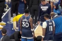 華子被TJD踩傷倒地，追夢(mèng)也上前查看，隨后華子被攙扶下場(chǎng)