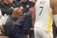 勇士遭森林狼打花，庫(kù)里在場(chǎng)邊只能干著急呀！