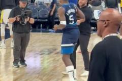 也是耐殺王！華子被踩腳踝離場(chǎng)幾分鐘后就回來(lái)熱身 下半場(chǎng)首發(fā)！