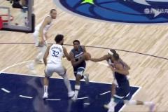 耐殺王！華子被踩傷后經(jīng)過(guò)中場(chǎng)休息調(diào)整，下半場(chǎng)王者歸來(lái)出戰(zhàn)！