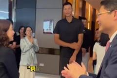 略顯拘謹(jǐn)！廣東名宿易建聯(lián)和前隊(duì)友王仕鵬現(xiàn)身廣州參加活動(dòng)