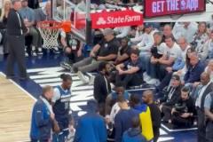 看華子被攙扶下場(chǎng)的樣子，感覺(jué)有點(diǎn)嚴(yán)重啊，千萬(wàn)可沒(méi)有大礙