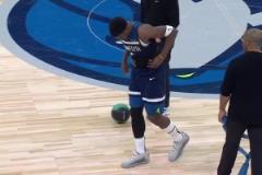 鋼筋鐵骨！華子被踩傷后經(jīng)過(guò)中場(chǎng)短暫調(diào)整，下半場(chǎng)繼續(xù)首發(fā)出戰(zhàn)