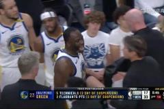 追夢(mèng)被犯規(guī)后肘翻里德吃T，憤憤不平怒噴裁判！庫(kù)里趕忙上前勸阻