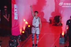 未來男籃希望？中國小將淡厚然在NCAA對位準(zhǔn)狀元弗拉格！