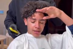 要和父親同款發(fā)型！迷你羅拿著C羅照片讓理發(fā)師照著剪