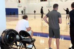 詹姆斯前隊友！16年冠軍中鋒莫茲戈夫觀看楊瀚森訓(xùn)練