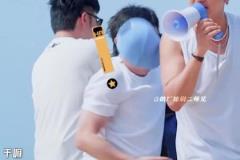 社恐馬兒外國美女找內(nèi)馬爾拍照，馬兒有點(diǎn)不知所措~