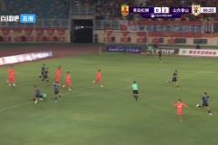 王大雷搞笑禁區(qū)內(nèi)開(kāi)大腳時(shí)踢在對(duì)方腿上，自己痛得原地打滾