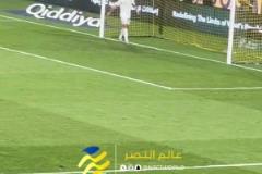 今日兩次中柱！C羅賽后專門去摸了摸自己擊中的兩側(cè)立柱 ?