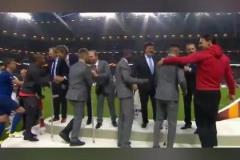 拐杖聯(lián)上臺(tái)領(lǐng)獎(jiǎng)！17年曼聯(lián)歐聯(lián)奪冠，穆帥帶領(lǐng)曼聯(lián)勇奪小三冠！